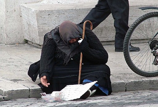 Beggar outside St. Peter&#8217;s in Rome &#8211; es