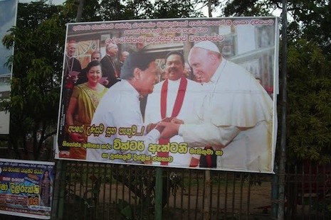 &#8220;Avec la bénédiction de Sa Sainteté, vous serez notre président encore une fois&#8221;, proclament les affiches de la campagne de Mahinda Rajapaksa. &#8211; es