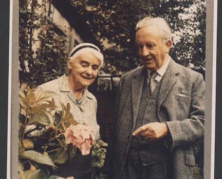 Tolkien e esposa &#8211; es