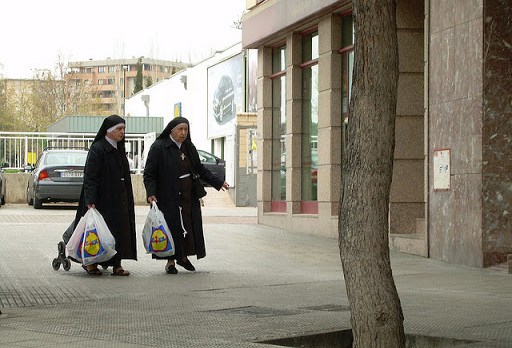 monjas haciendo las compras en el supermercado