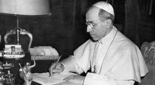 13 noviembre 1950. – El venerable Pío XII firma la bula de proclamación del dogma de la Asunción de la Virgen María en su estudio privado del Palacio Apostólico