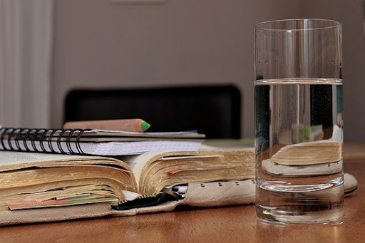 biblia y vaso de agua