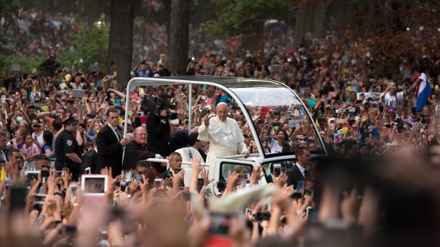 Pope Francis Rides In Motorcade Through New York&#8217;s Central Park