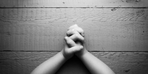 27 pequeñas oraciones para rezar con los niños