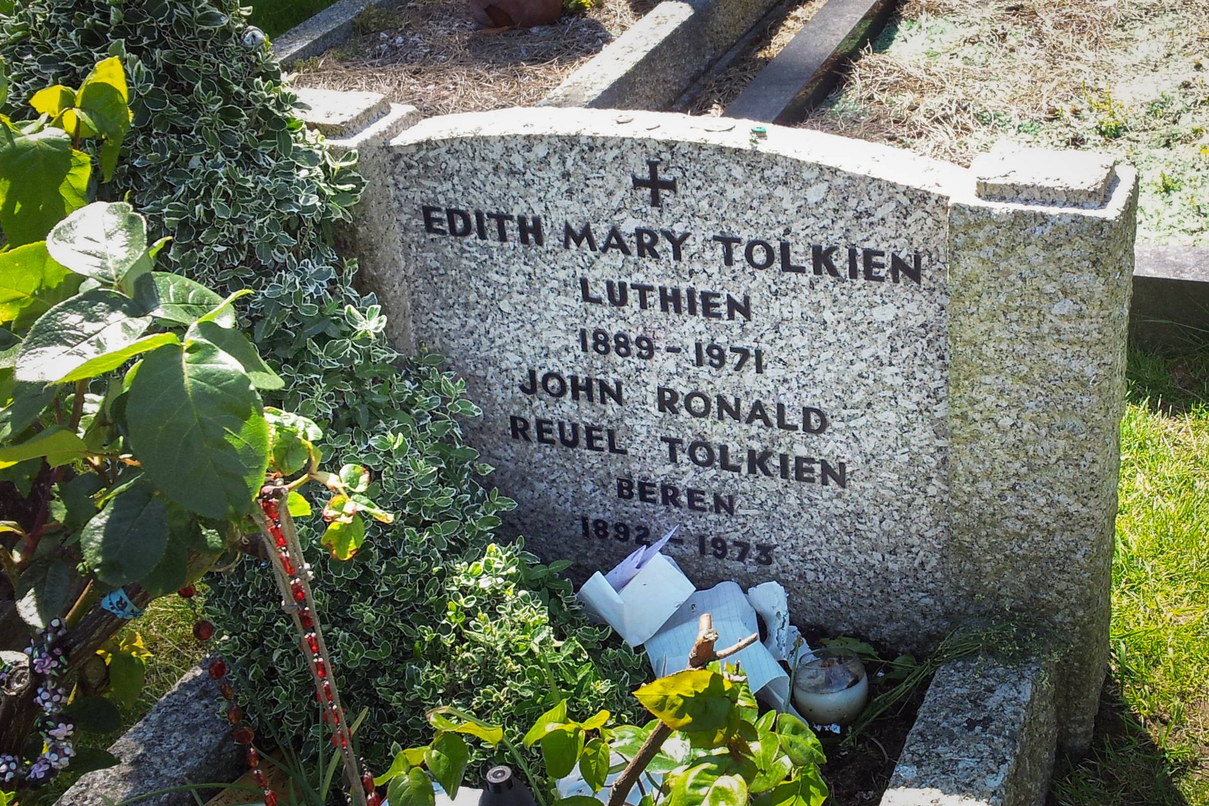 web-edith-tolkien-tombstone-twooars-cc-via-wikipedia