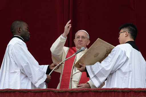 Pope Francis (C) gives his traditional Christmas &#8220;Urbi et Orbi&#8221; blessing