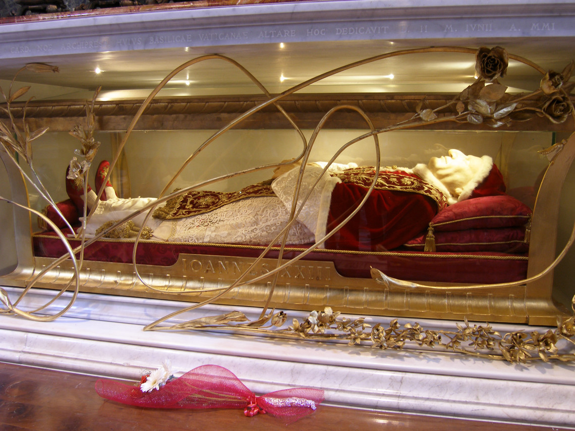 web3-saint-pope-john-xxiii-incorrupt-crystal-casket-01-dnalor-cc-wikipedia