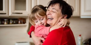 Qué hacer con las abuelas que se creen mamás