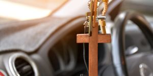 Tres poderosos objetos religiosos que llevar en el automóvil