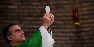 Por qué la Eucaristía es fuente y culmen de vida cristiana