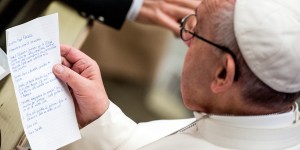 El Papa Francisco agradece a una monja por 50 años de apostolado con las personas LGBT