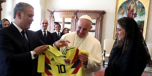 Los curiosos regalos de los famosos al Papa Francisco