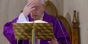 ¿Qué significa la señal de la cruz sobre frente, labios y corazón que se hace en misa antes del Evangelio?