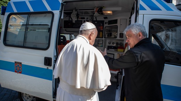 web2-amjun0120-pope-francis-ambulance-poor-covid-19-vatican-media-foto_3.jpg