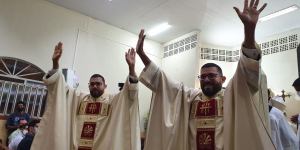 Dos gemelos idénticos, ordenados sacerdotes en Brasil