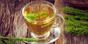 Infusiones de monje herbolario contra el dolor y la osteoporosis