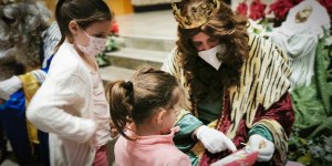 Los Reyes Magos enseñan a los niños a adorar al Niño Dios