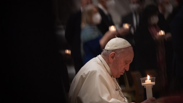 POPE-FRANCIS-VIGIL-EASTER-Antoine-Mekary-ALETEIA-AM_8220.jpg