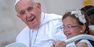 «Padre, diga algo a mi hijo, no quiere casarse»: La respuesta del Papa sorprende