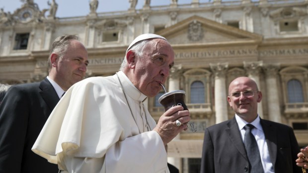 papież Franciszek pije yerba mate