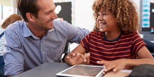 Quién acompaña a los adolescentes: resurge la figura del tutor