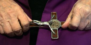 (VIDEO) ¿Qué es un exorcismo y qué hace un exorcista?