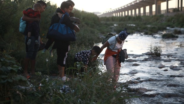Migrantes rio bravo