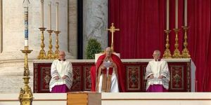 «Padre, en tus manos encomendamos el espíritu de Benedicto XVI»