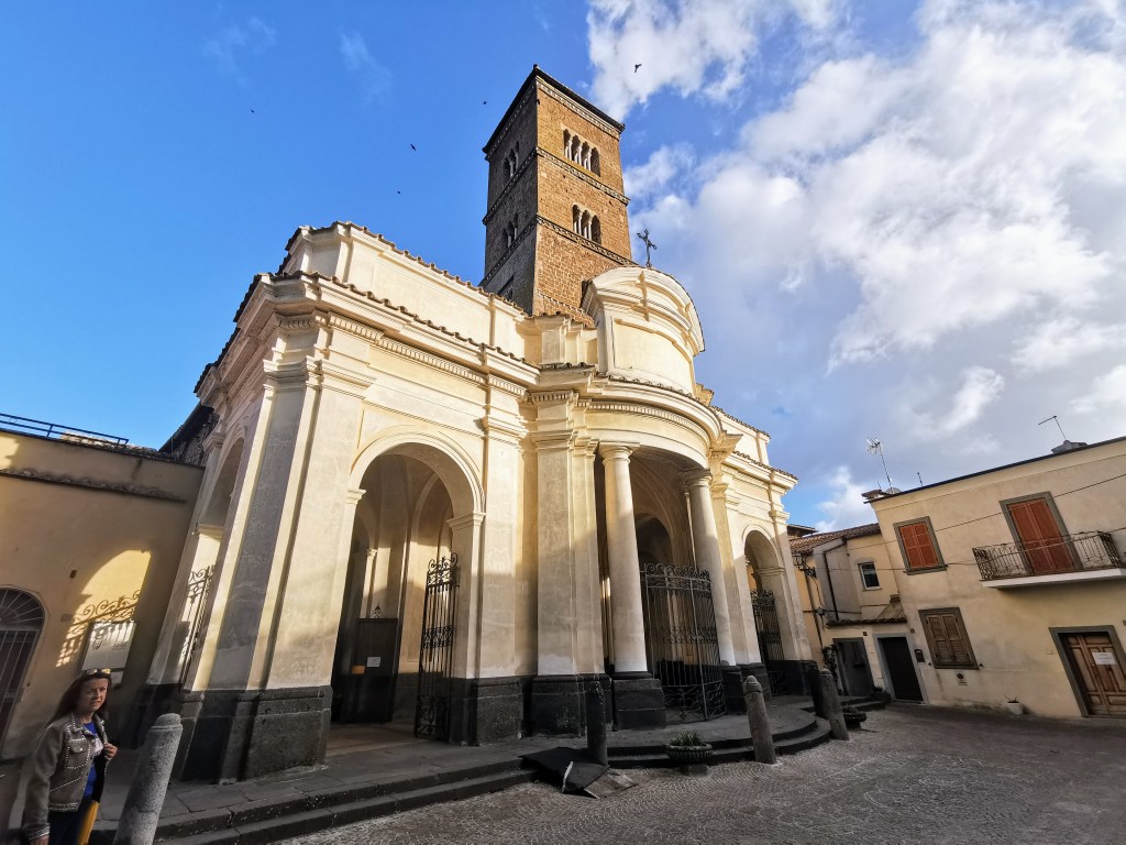Fachada de la Catedral María Asunta, Sutri