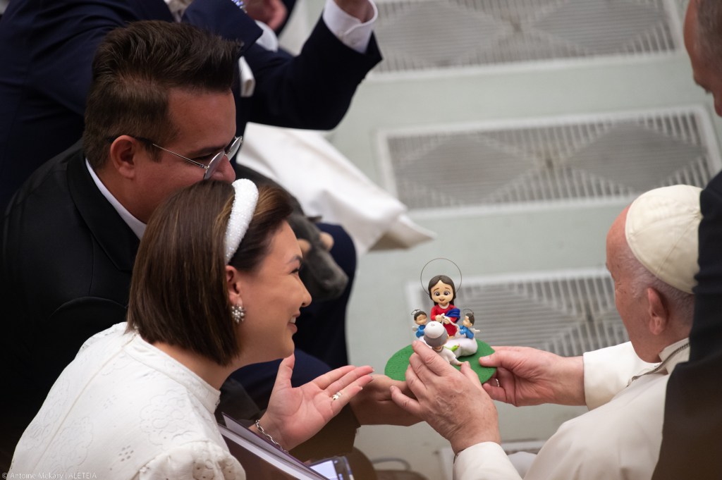 a newly wed couple gives Pope Francis a gadget