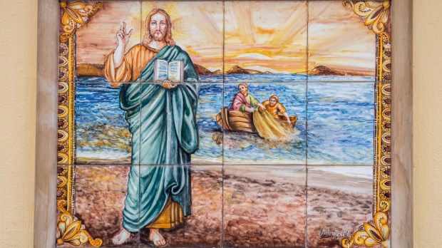 Zmartwychwstały Jezus Chrystus stoi na brzegu jeziora