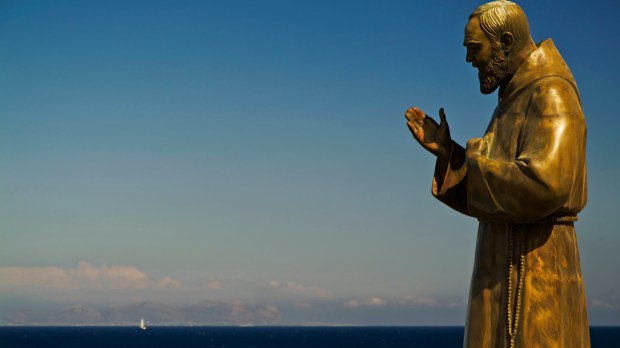 Estatua de bronce de Padre Pío en Sicilia
