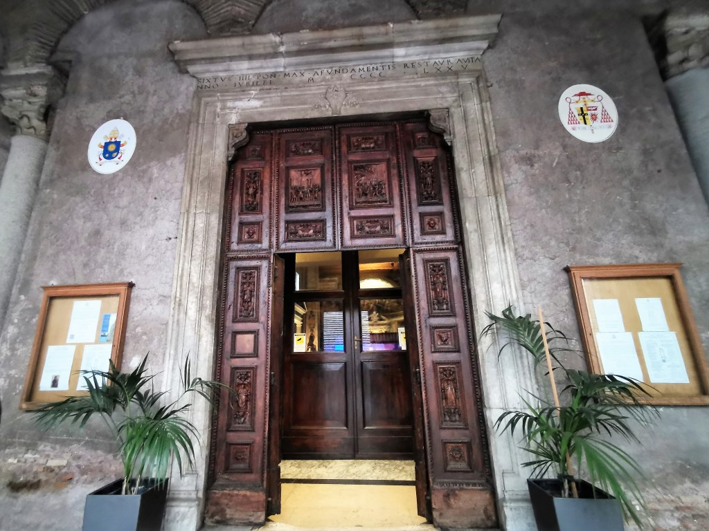 Puerta antigua tallada en madera en la Basílica de san Vitalis