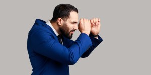 ¿Tiendes a pensar mal de los demás? Cómo combatir los prejuicios