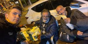 Óscar da a los sin techo de su barrio mucho más que comida