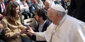Un novio da el anillo de prometida a la novia ante el Papa Francisco