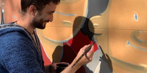 Cris dibujante: el muralista que plasma su fe en las calles