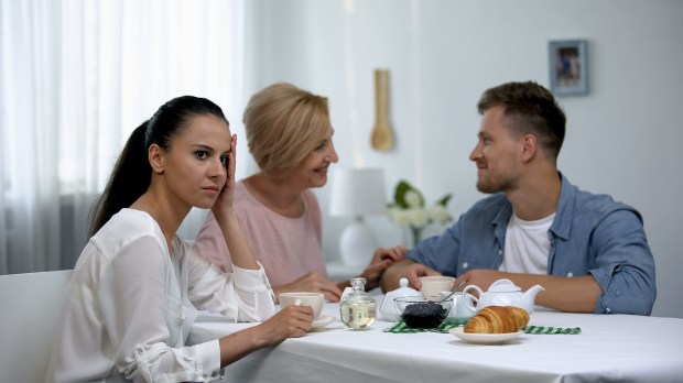 Madre suegra e hijo hablan e ignoran a su novia, relaciones insalubres, matrimonio