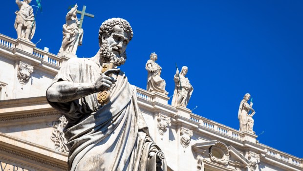 STATUE-SAINT-PIERRE-shutterstock_2171046043