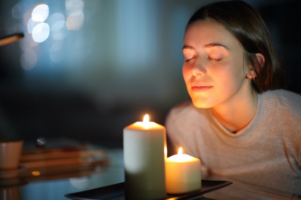 Mujer reflexionando en la noche