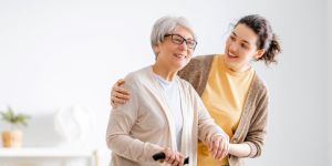 Guía práctica para prevenir caídas en los adultos mayores