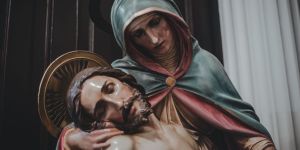 ¿Por qué celebramos dos veces a la Virgen de los Dolores?