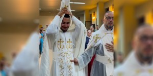 La alegría con la que los libaneses reciben a un sacerdote recién ordenado