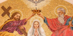 ¿Debes inclinar la cabeza ante el nombre de la Virgen María?