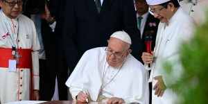 Papa en Indonesia: visita a una mezquita y Misa con más de 80 mil fieles