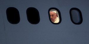 ¿En qué clase vuela el Papa Francisco?