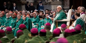 Una Iglesia sinodal &#8220;se ensucia las manos&#8221;, dice el Papa Francisco en la Misa de clausura del Sínodo