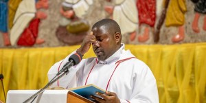 En Misa, ¿cuántas cruces nos hacemos antes del Evangelio?
