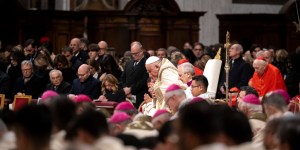 Misa de Nochebuena: el Papa insta a los católicos a indignarse contra la injusticia