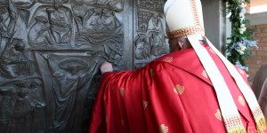 &#8220;La esperanza no defrauda&#8221;, dice el Papa Francisco al abrir la Puerta Santa en la cárcel de Rebibbia